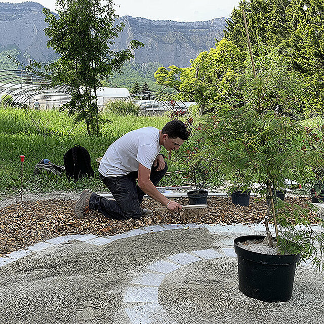 L'apprenti nettoye ses pavés