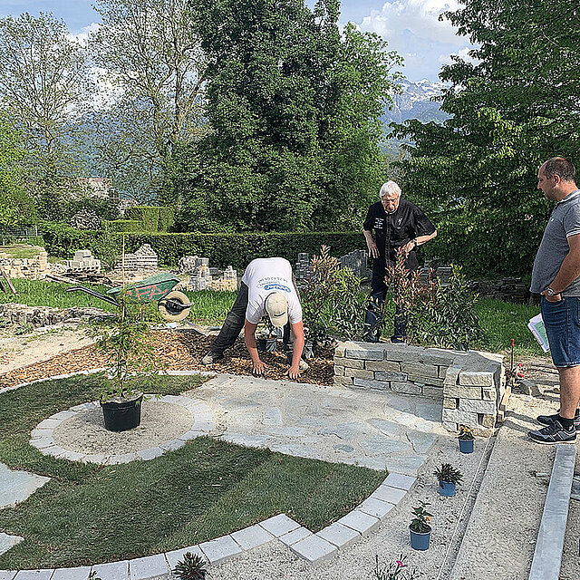 MAF 2023, l'apprenti procède au paillage